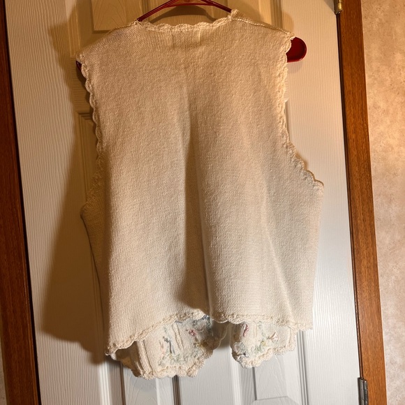 Carolyr Taylor Vest - Picture 4 of 4